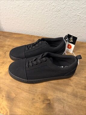 Art Class boys Black Low-Top Lace-Up Sneakers size 3